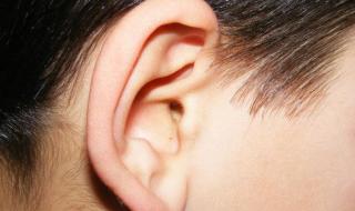 耳朵嗡嗡响是怎么回事 耳朵里嗡嗡的响是怎么回事
